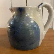 Pichet en grès beige et bleu