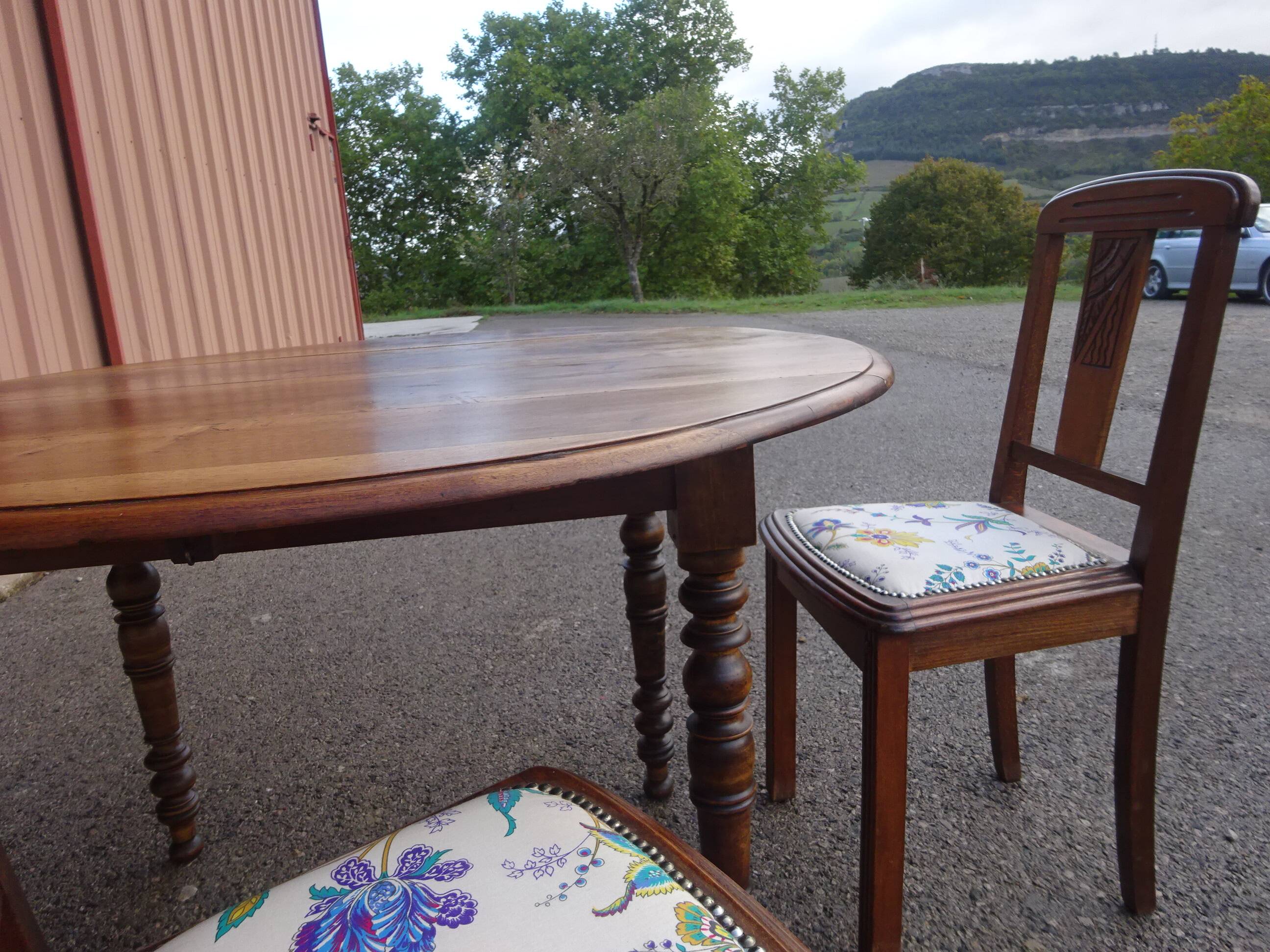 Art Deco chairs, Robur, both.
