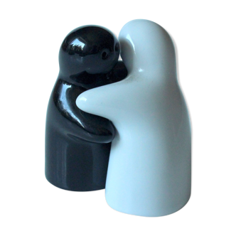 Ceramic salt and pepper shaker hugging ghosts, vintage from the 1980s