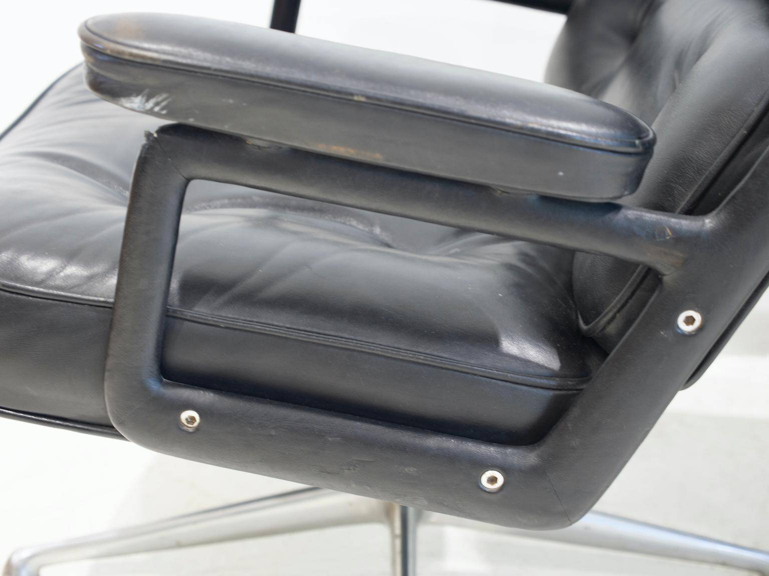 Paire de fauteuils de direction en cuir noir de Charles and Ray Eames