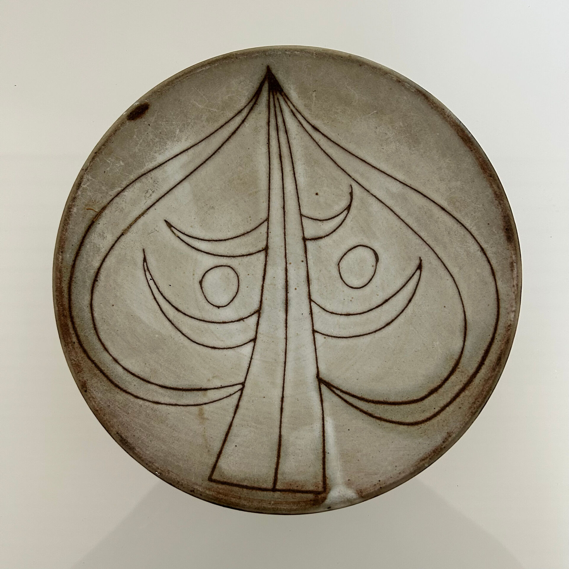 Coupe sur pied moderniste
