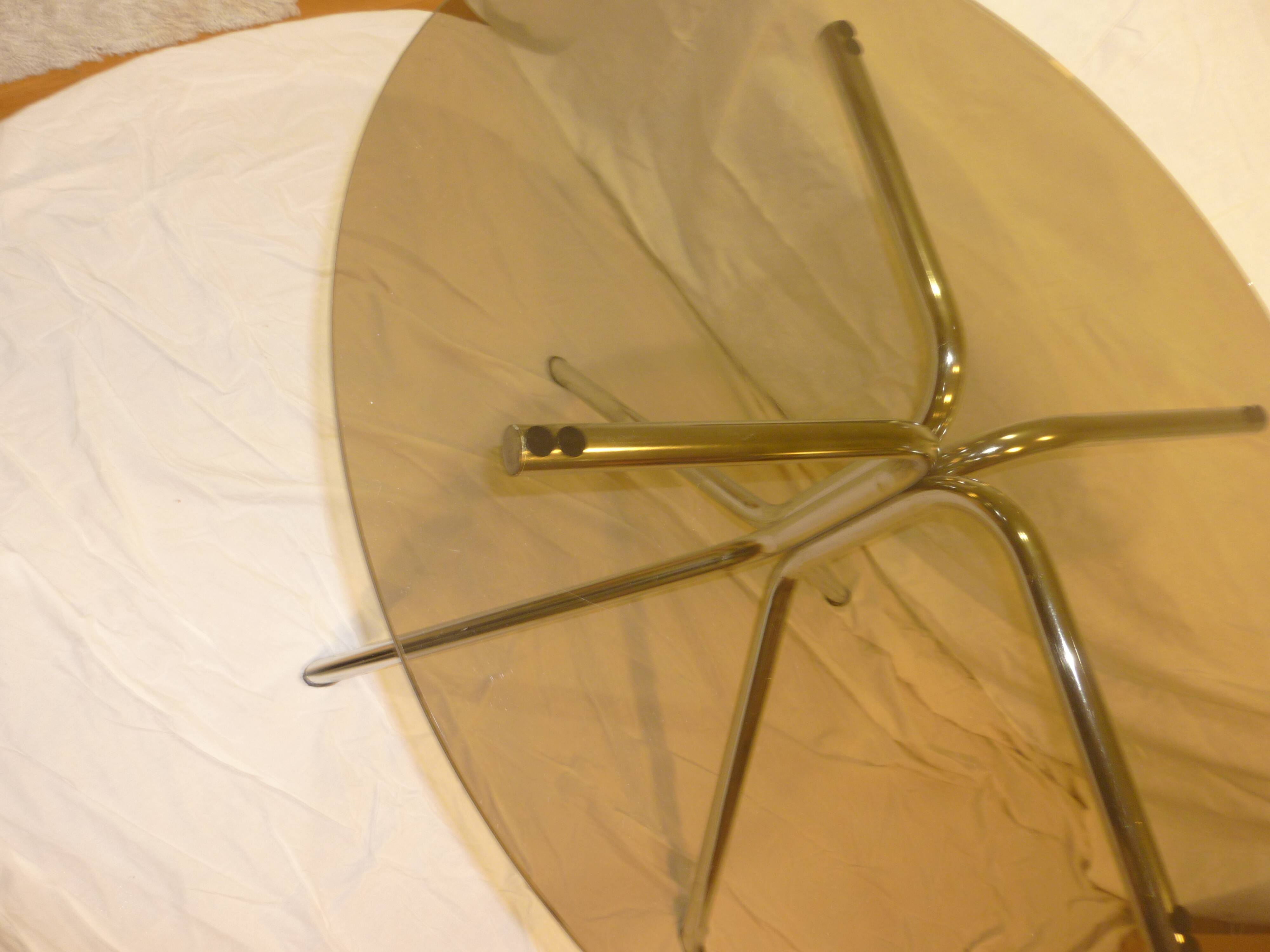Table vintage 70 en verre légèrement fumé pieds chromés