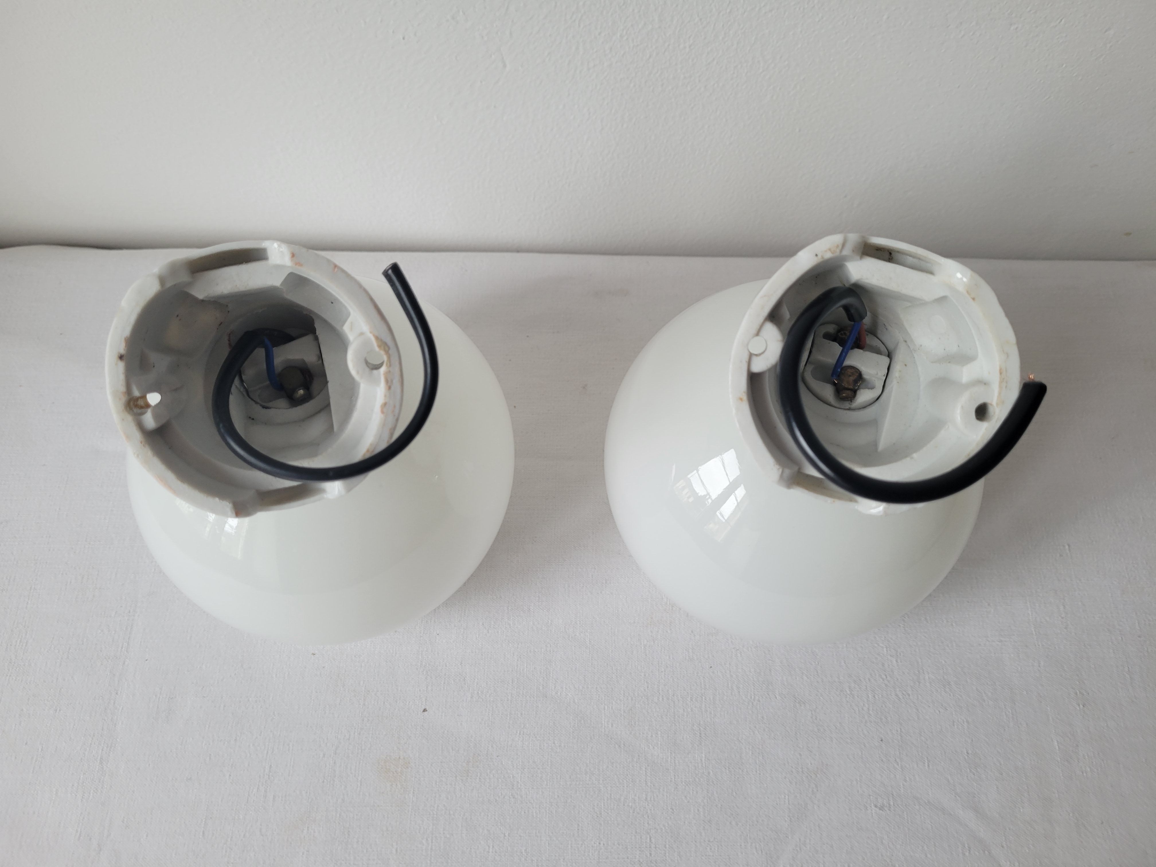 Duo of art deco wall lamps in porcelain and opaline