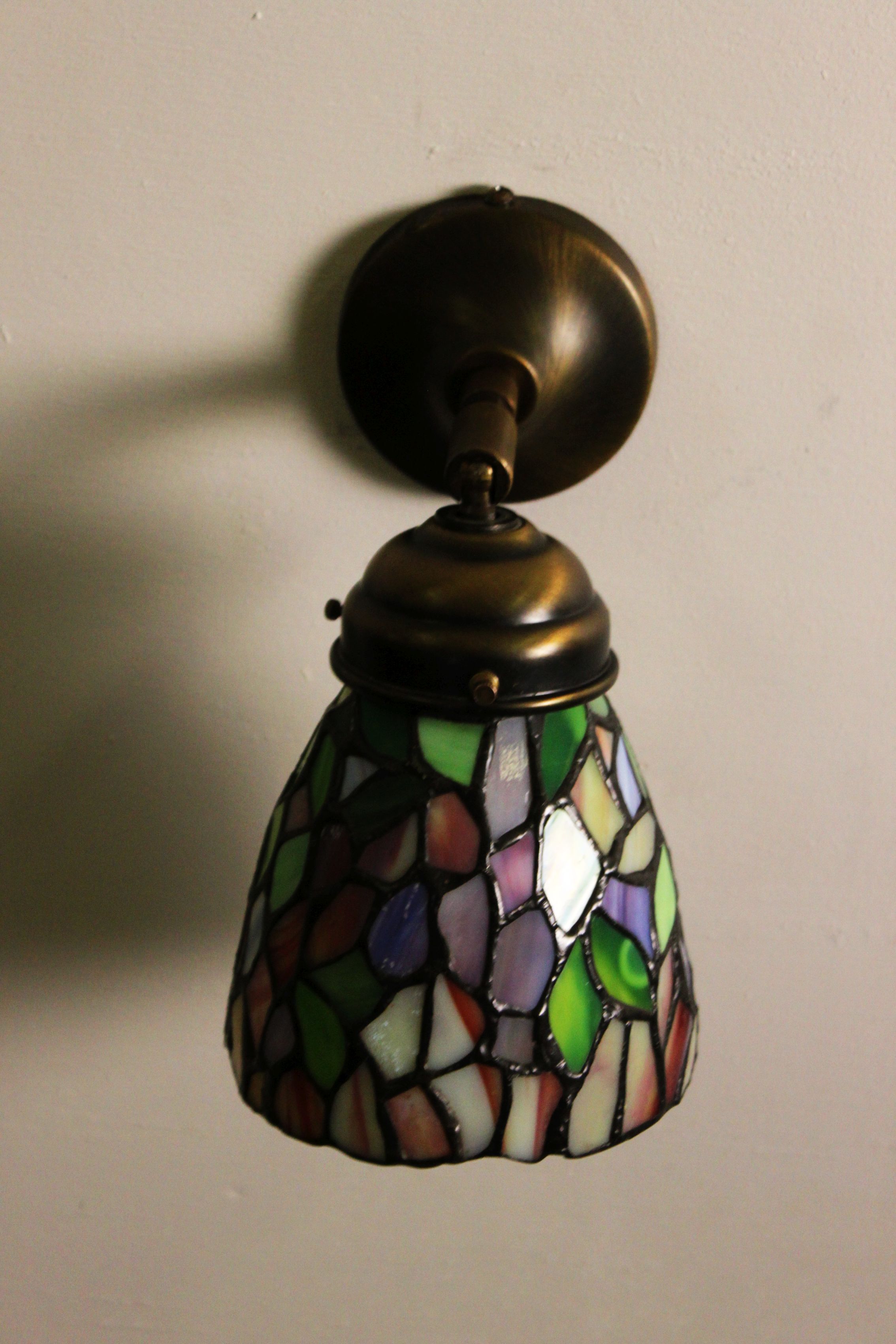 Applique Tiffany, vitrail et étain