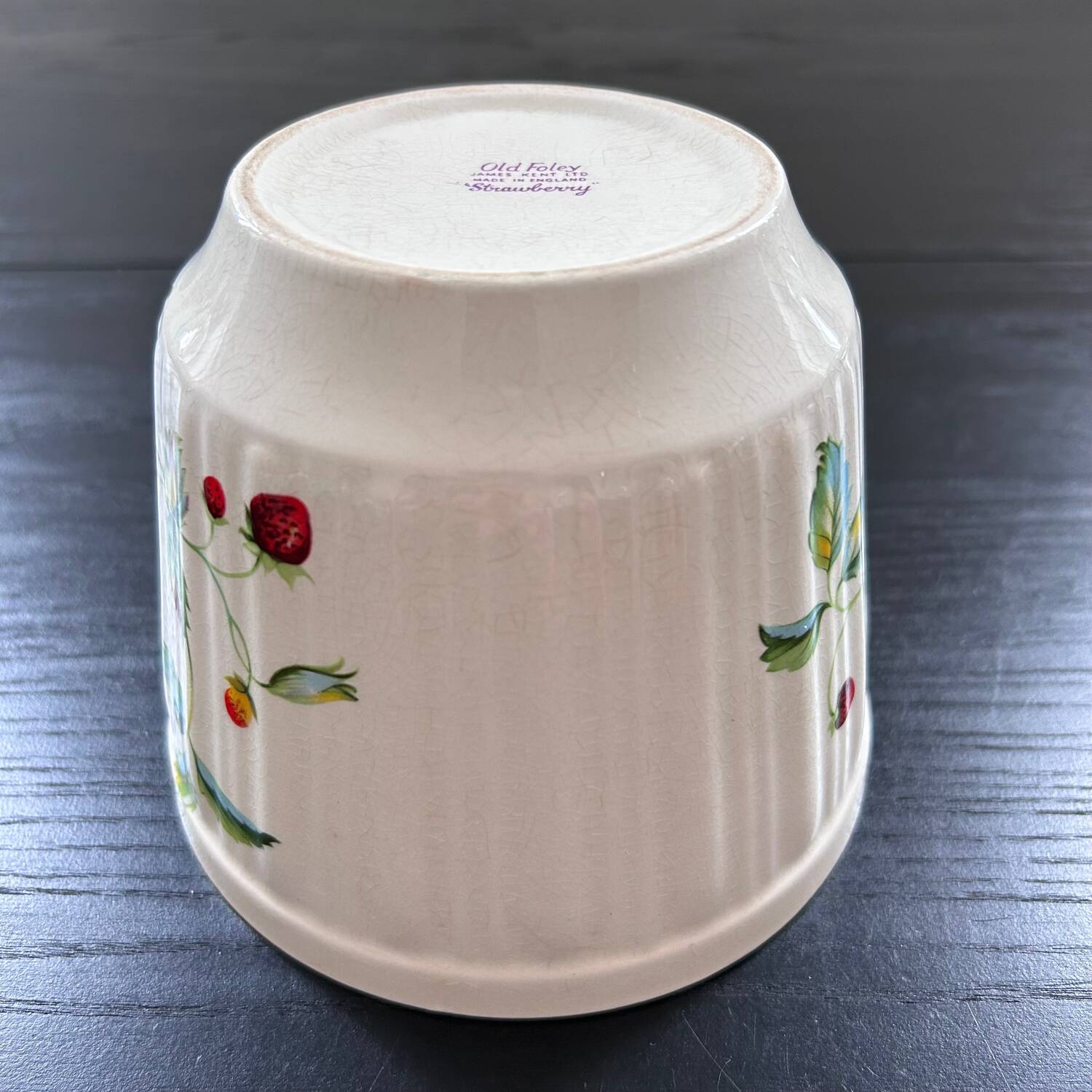 English flowerpot with strawberry decor