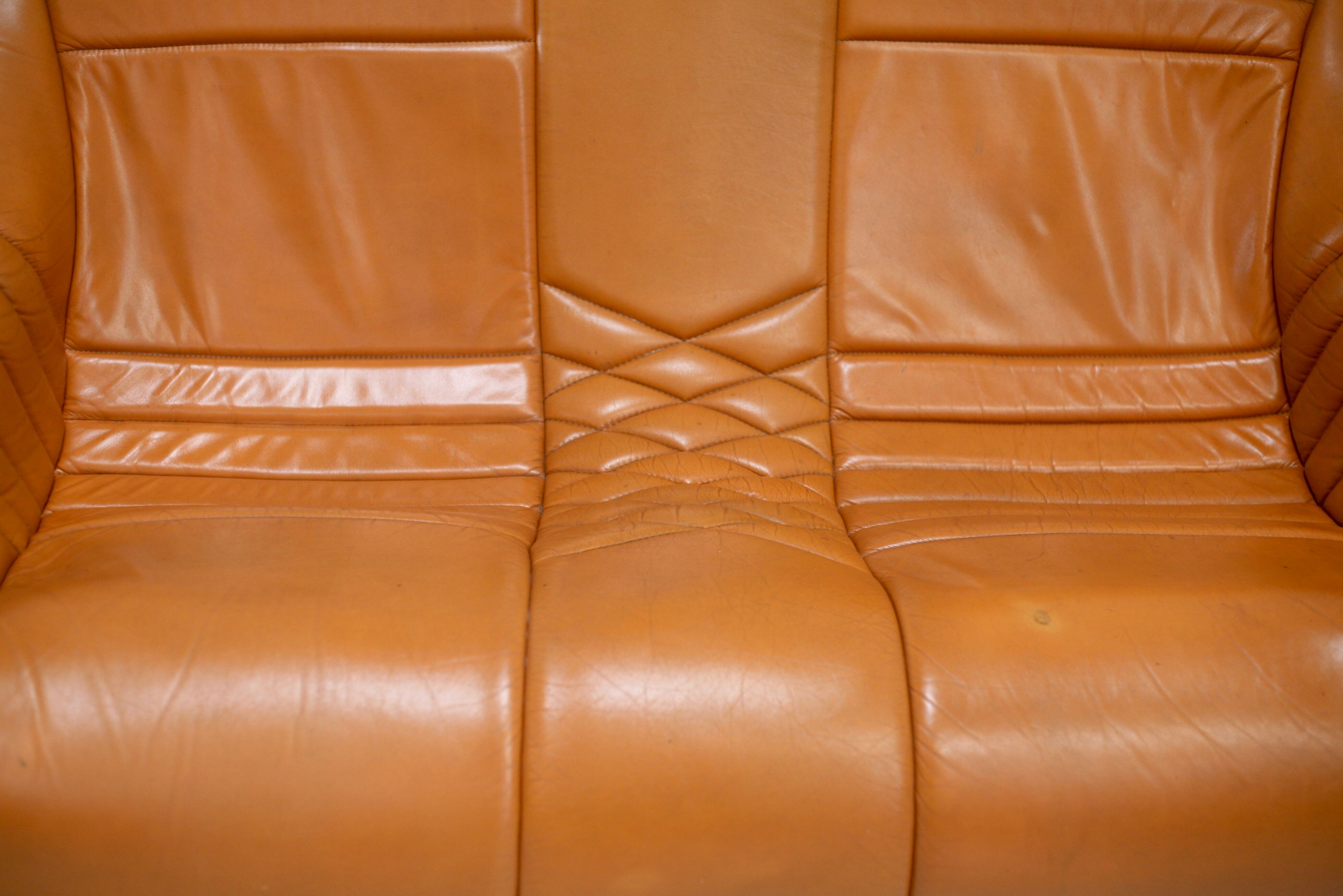 Sofa "space age". Leather, fiberglass, foam, steel. Circa 1970. Orange.