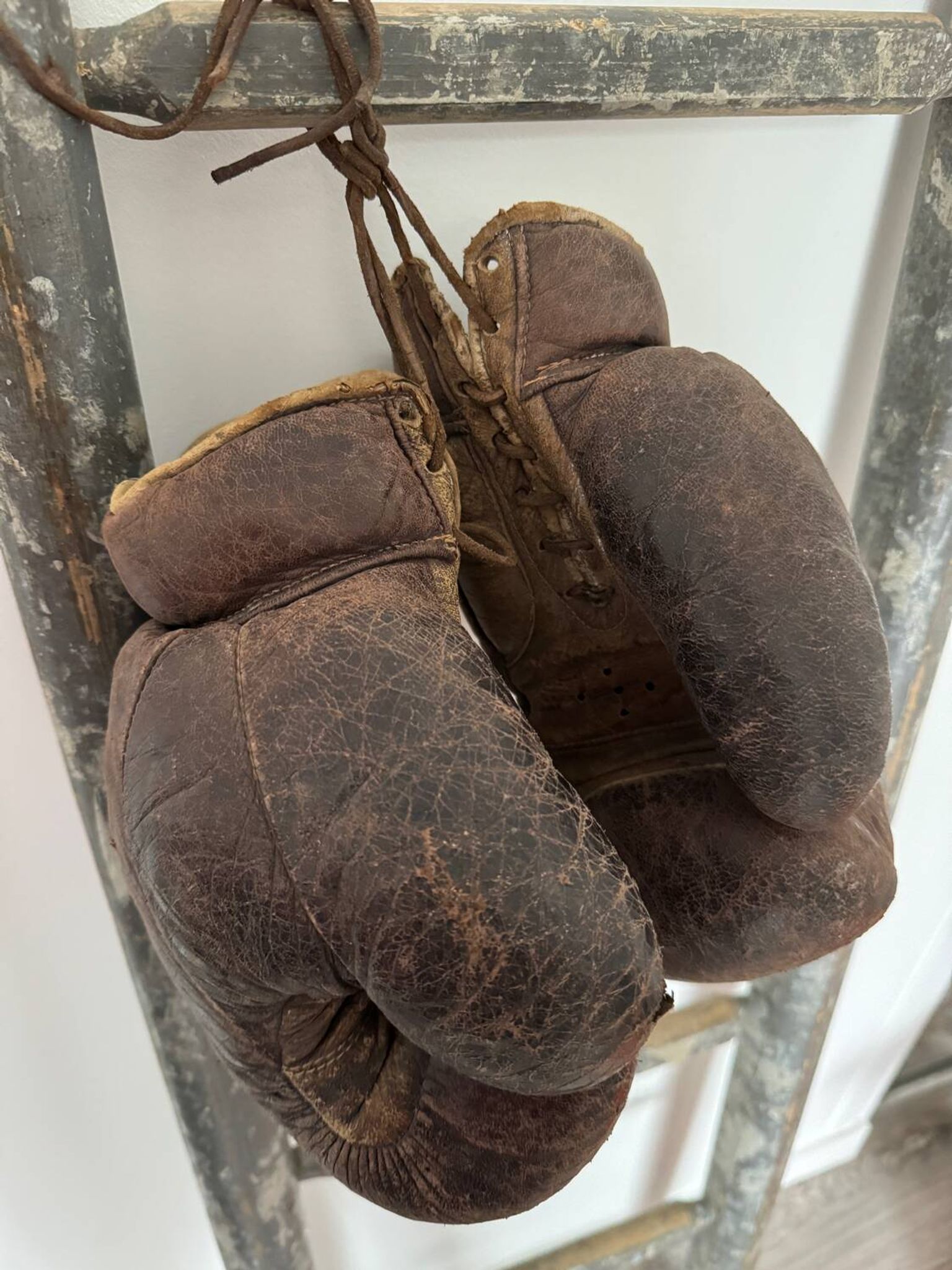 Ancienne paire de gants de boxe en cuir