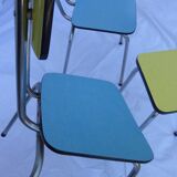 Deux chaises et un tabouret jaune et bleu en formica