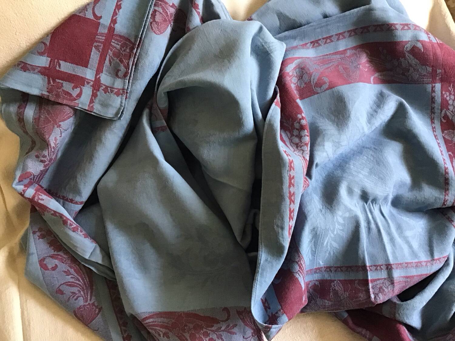 Nappe muguet papillons  bleue et rouge 160x240