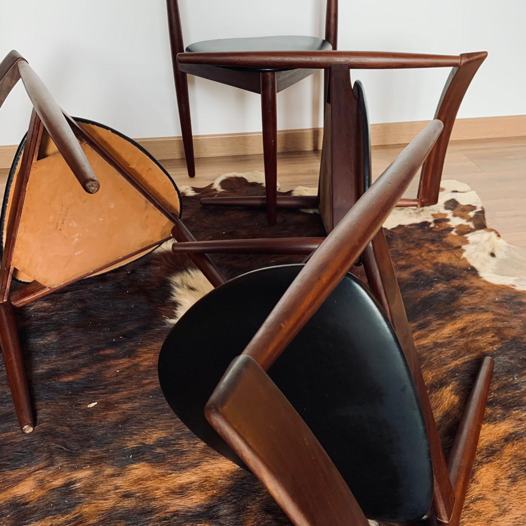 Ensemble de quatre chaises tripodes par Hans Olsen pour Frem Rojle