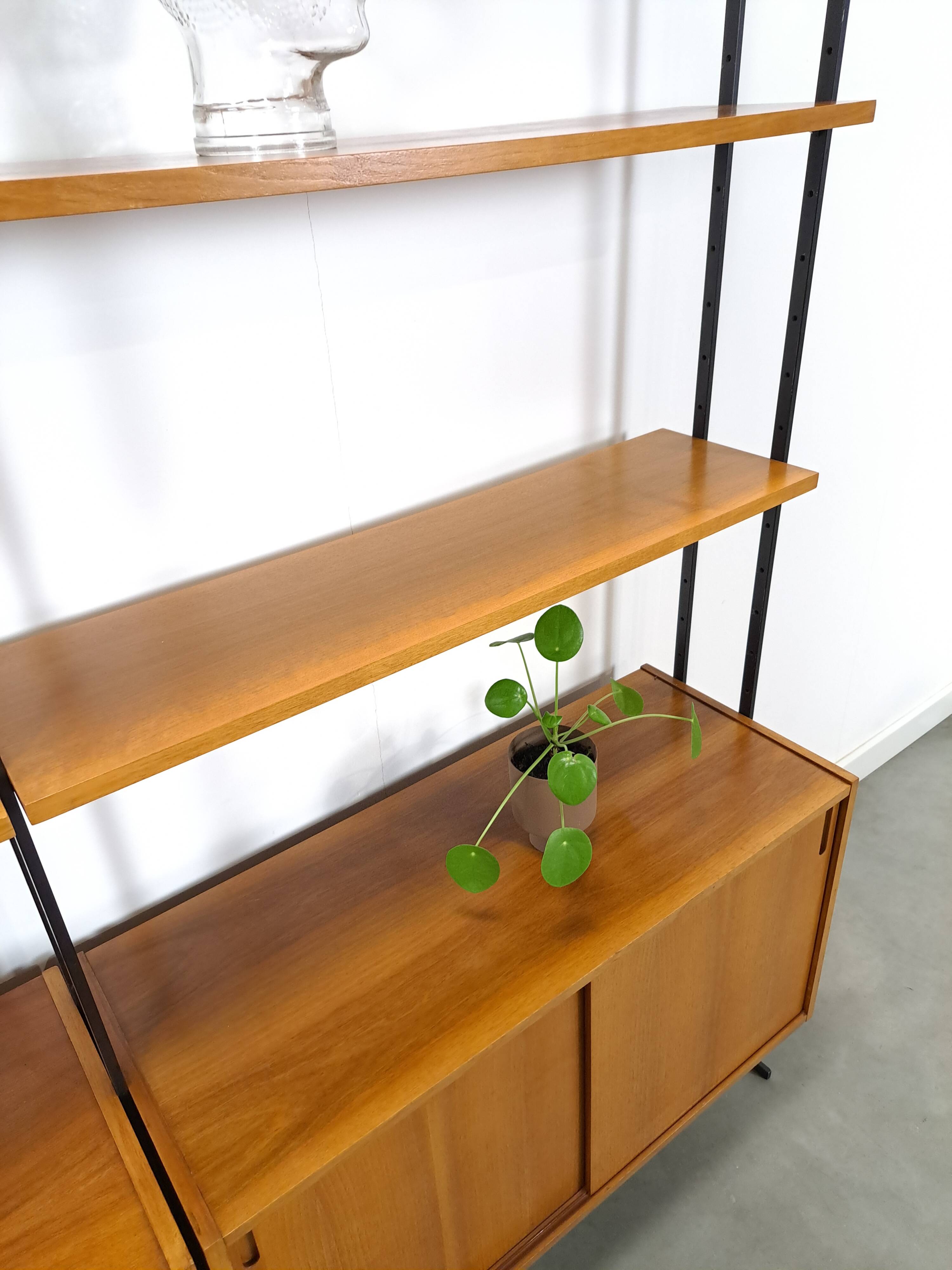 Modulair Omnia wandsysteem, Hilker, teak en zwart staal met legplanken