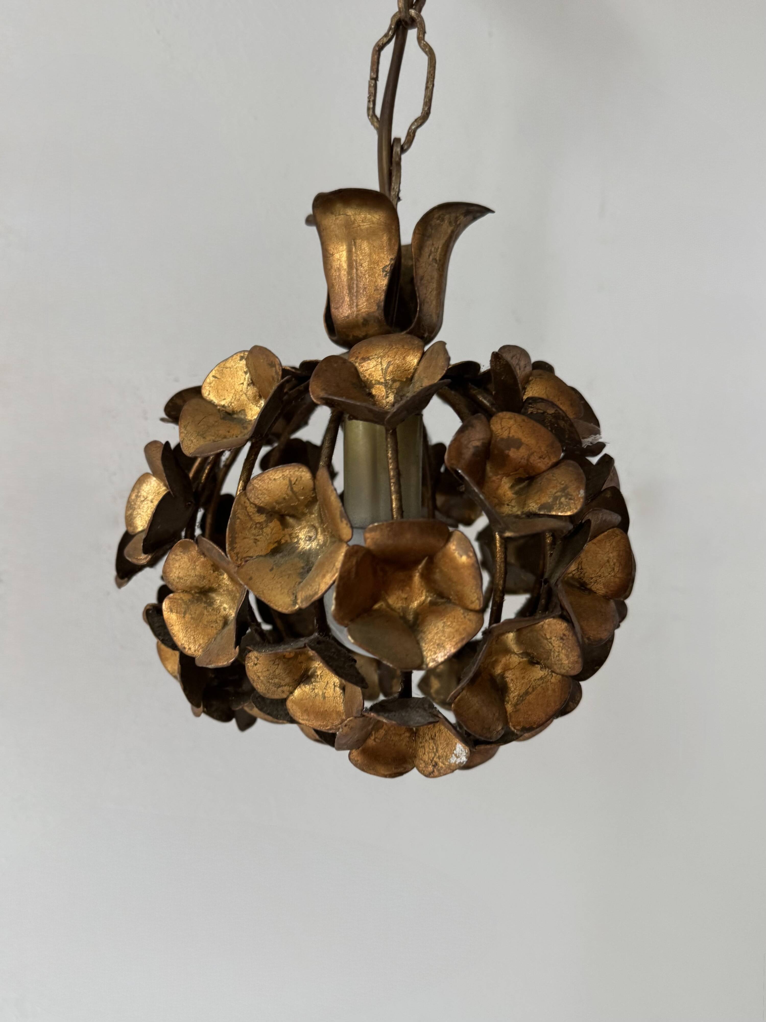 Vintage floral motif pendant, gold metal, France, 1970.