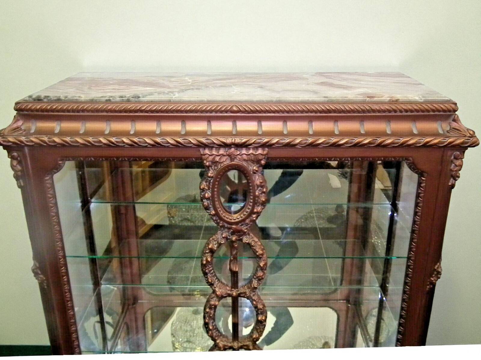 A Louis XV style display cabinet with three beechwood shelves and a white marble top.