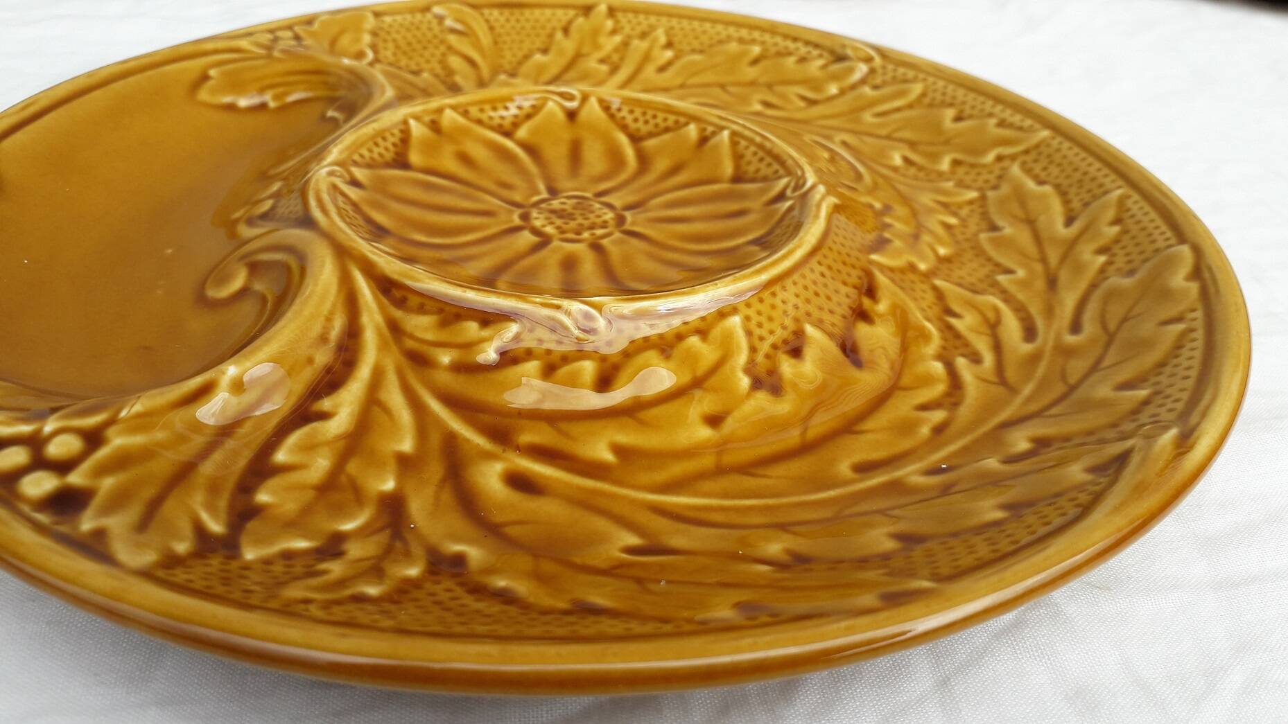 Assiette à artichaut en barbotine en faïence de Gien
