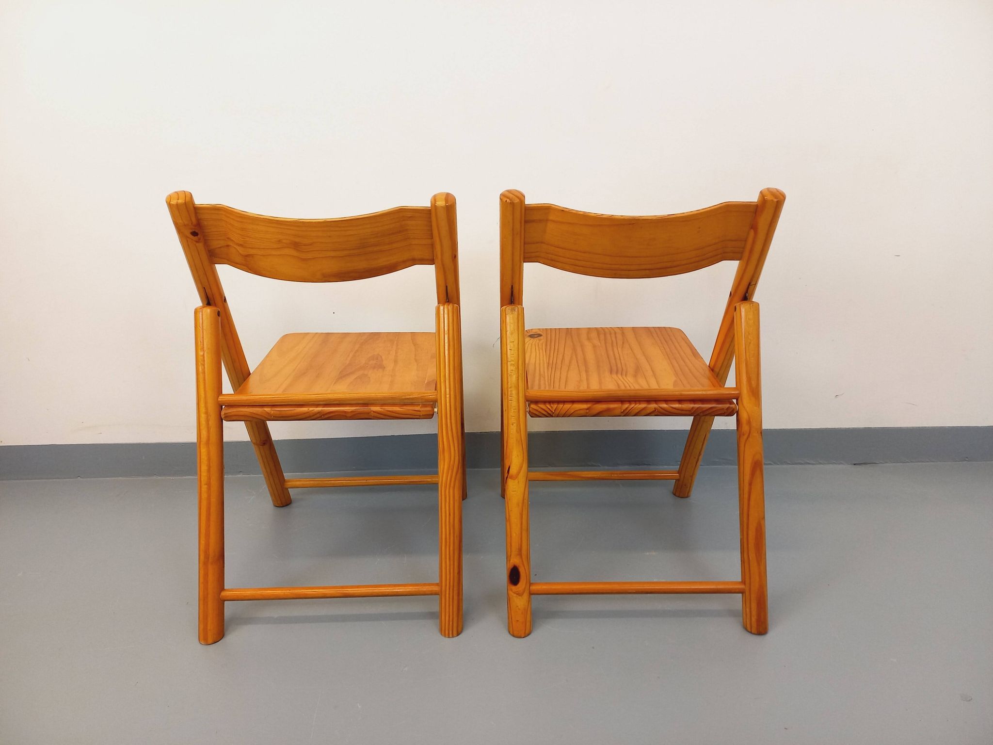 Pair of vintage folding chairs in pine from the 70s and 80s.