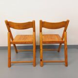 Pair of vintage folding chairs in pine from the 70s and 80s.