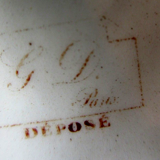 Plat à oeufs ou oeufrier en barbotine trompe l'oeil signé GD Paris Déposé