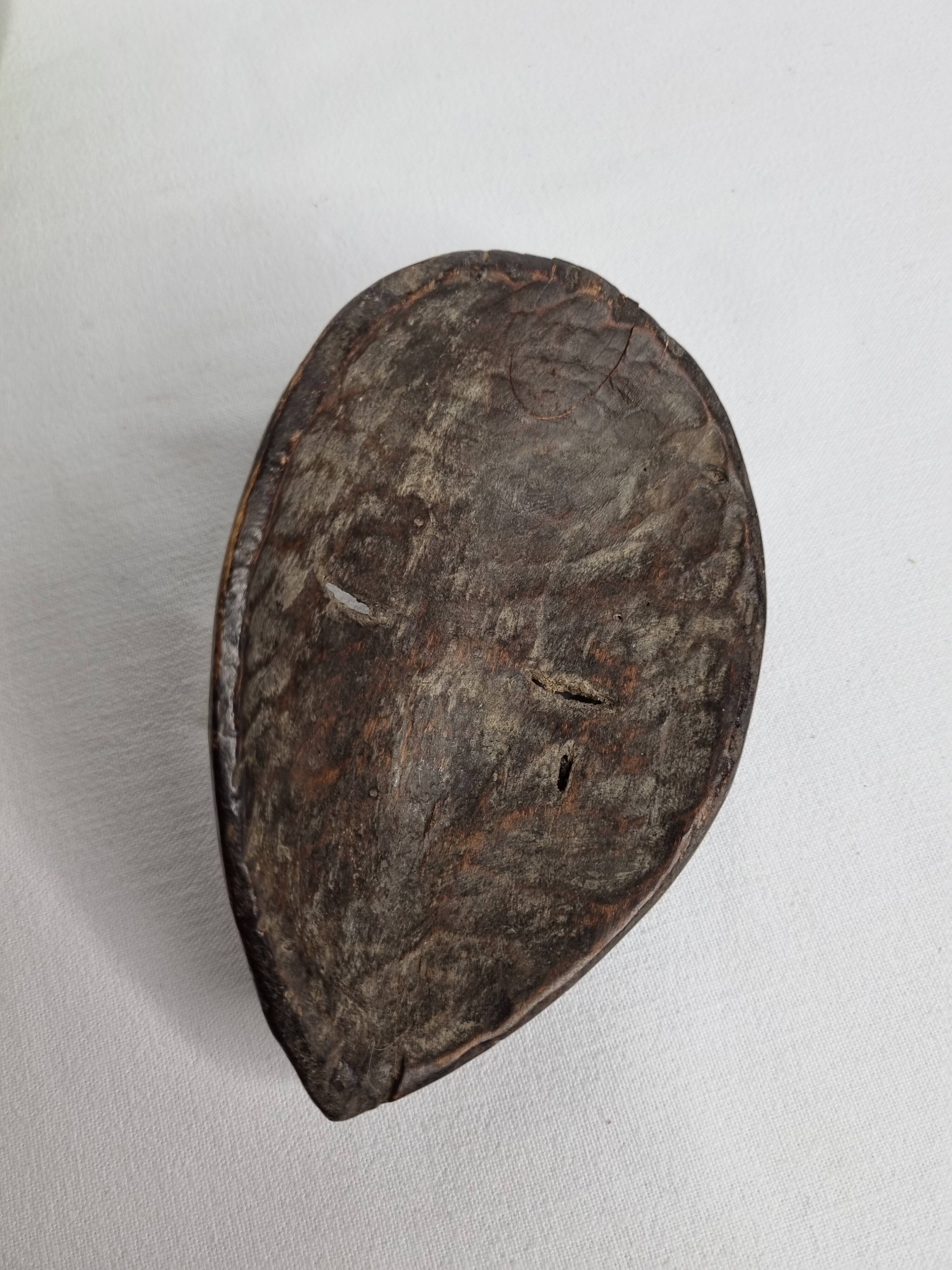 Passport mask, Dan in patinated wood – Ivory Coast, 20th century, 13 cm