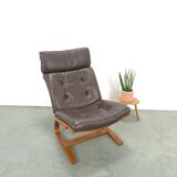 Bruin leren fauteuil met houten onderstel