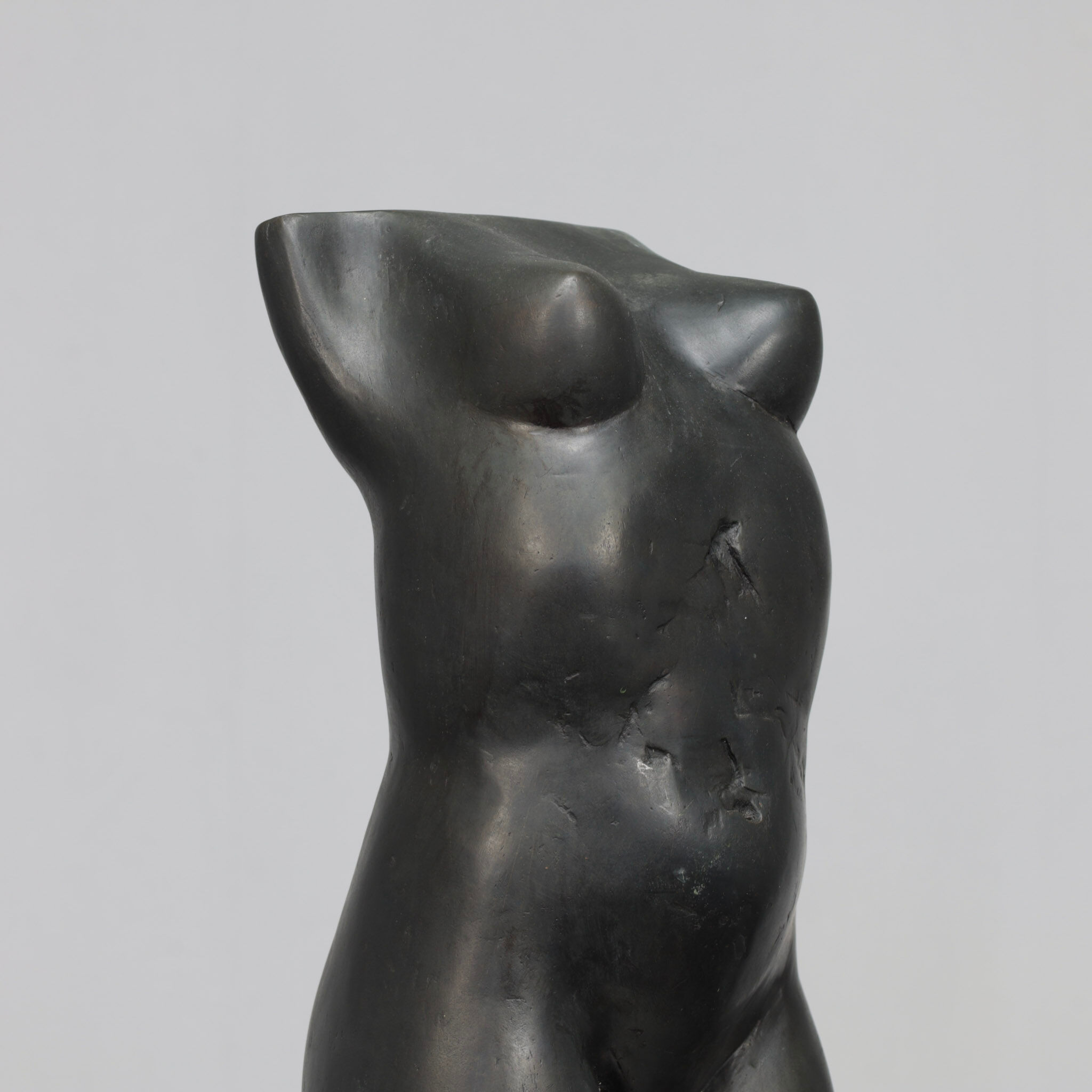 Sculpture en bronze d'un torse féminin debout par Francine Govers, années 1990.