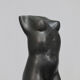 Sculpture en bronze d'un torse féminin debout par Francine Govers, années 1990.