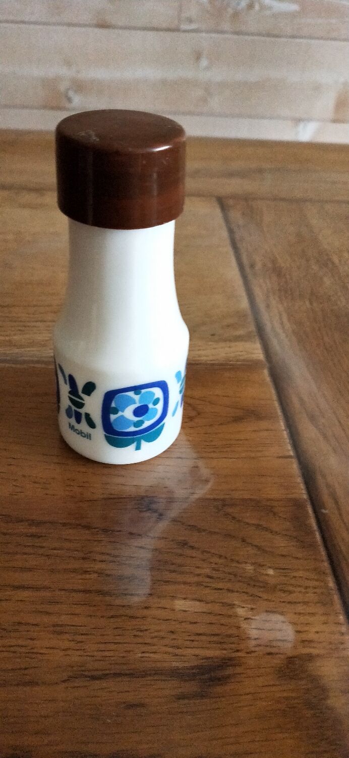Mobil opaline salt shaker