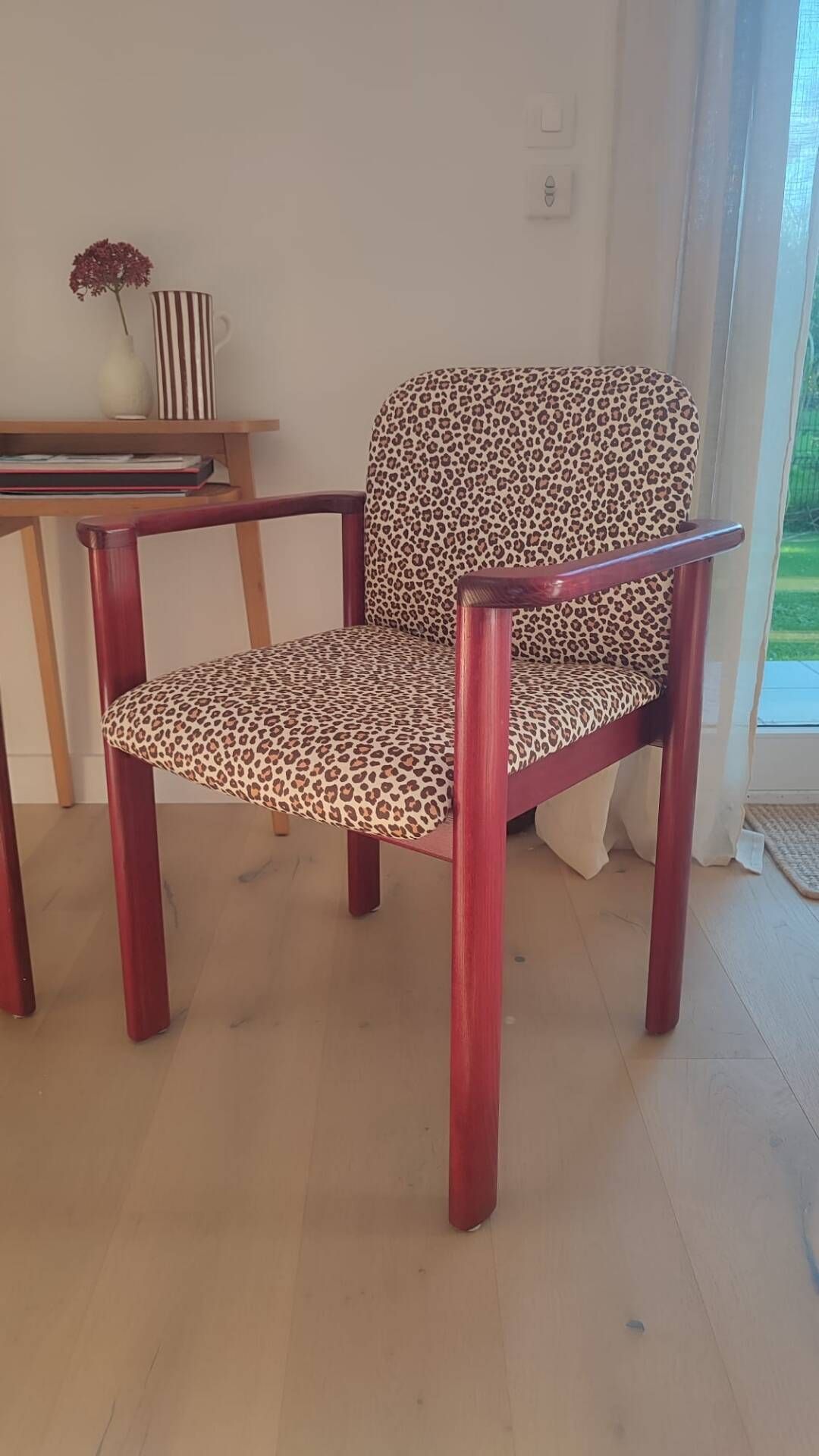 2 fauteuils léopard / bois massif bordeaux