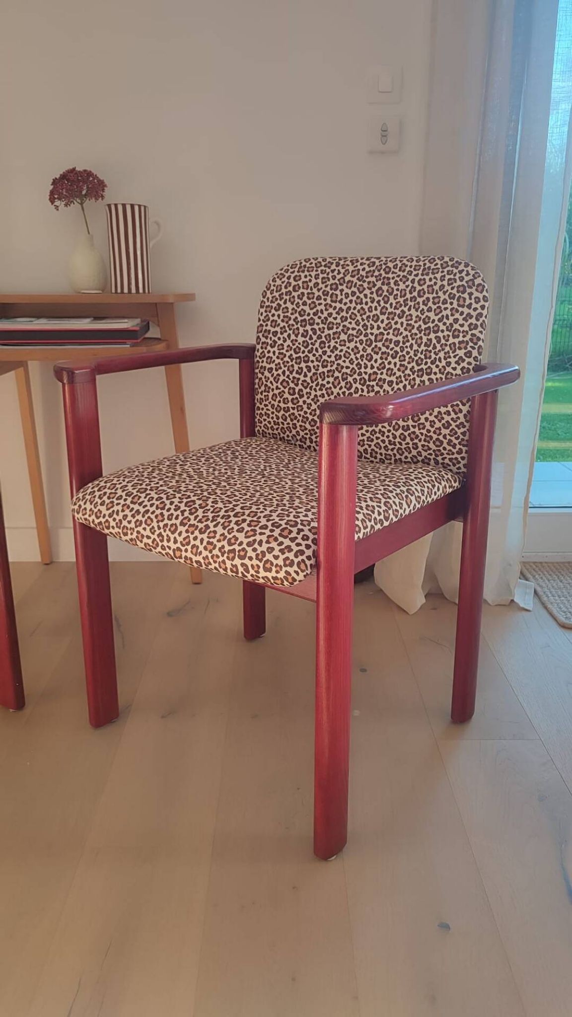2 fauteuils léopard / bois massif bordeaux