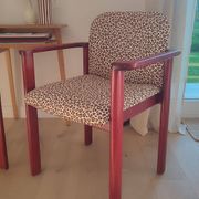 2 fauteuils léopard / bois massif bordeaux