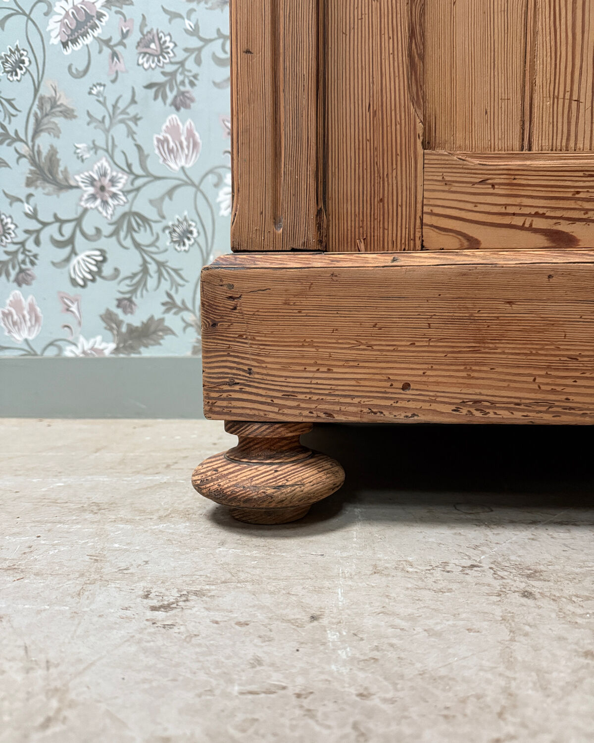 Grande armoire parisienne rénovée 