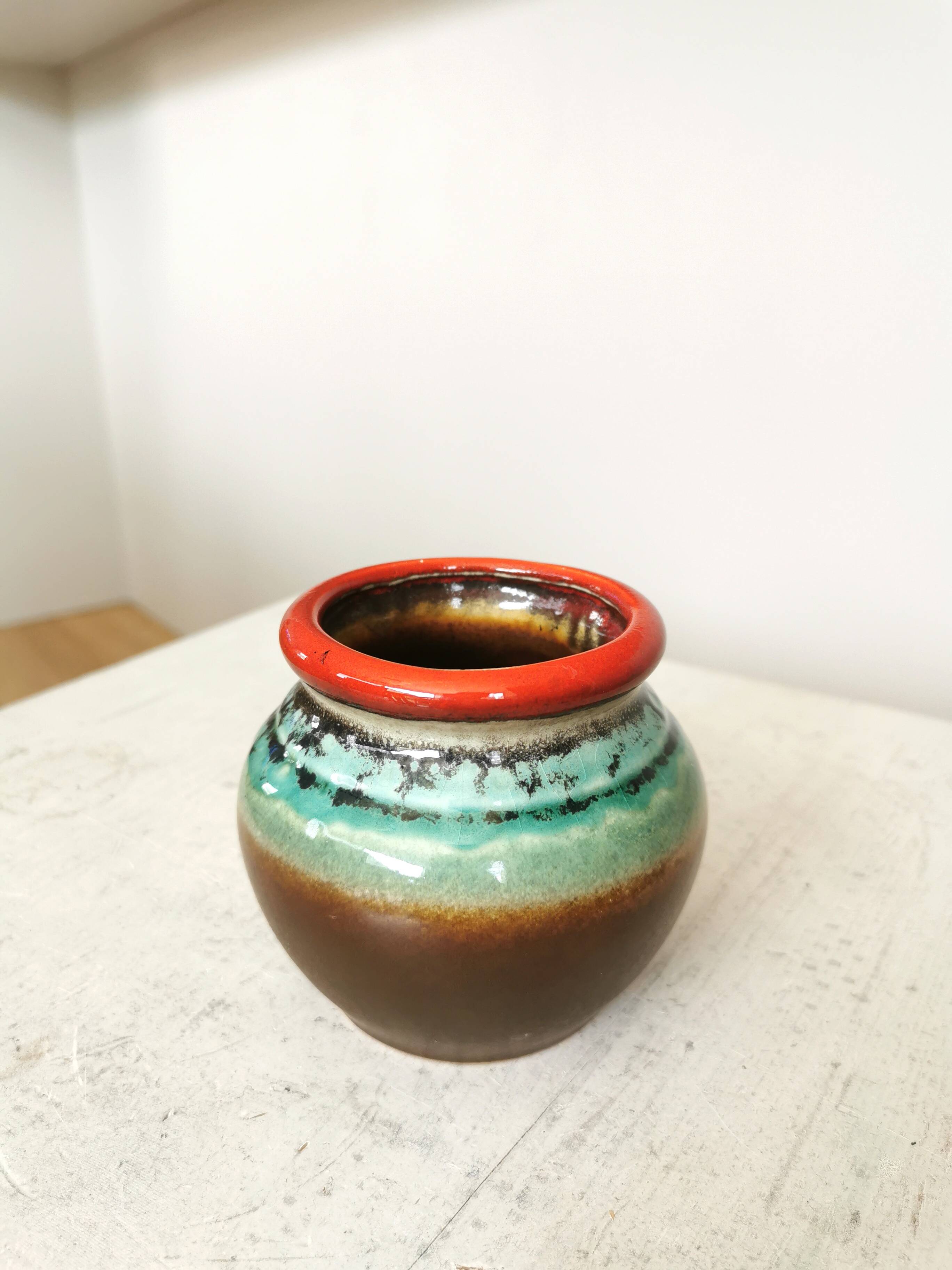 Vase vintage en céramique KIL de Yougoslavie : bordure marron, turquoise et rouge, années 1970