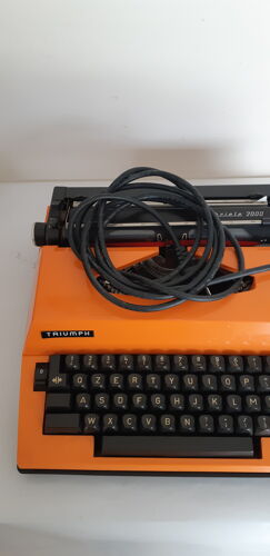 Machine à écrire  vintage, rouge  , Triumph Gabriele 2000, électrique
