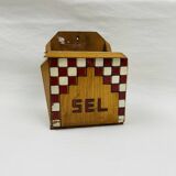 Ancienne boîte à sel en bois à décor de damier rouge et blanc