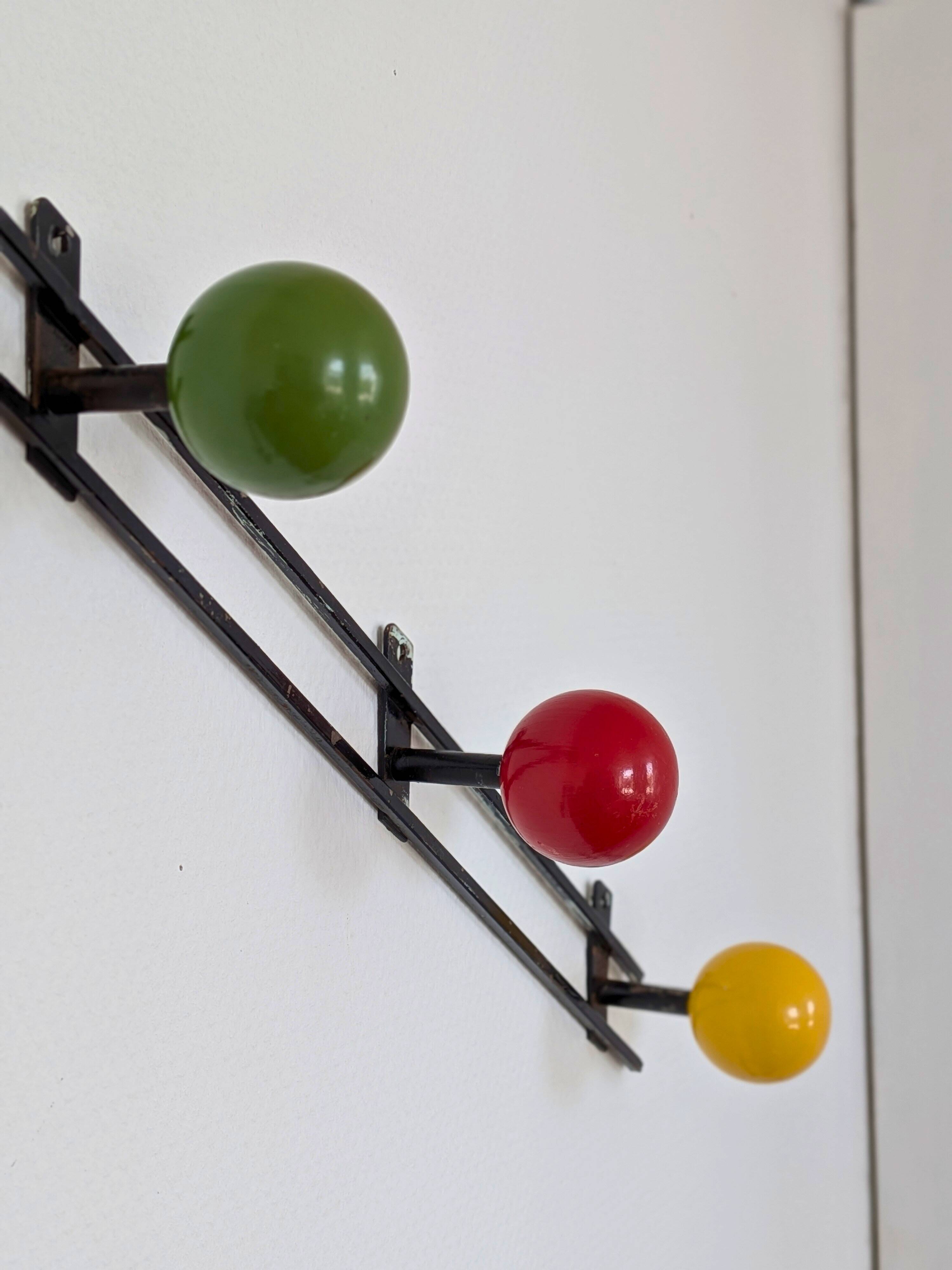 Porte manteau mural boules bois métal noir années 60
