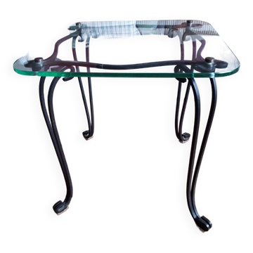 Table basse des années 50 en fer forgé et plateau en verre
