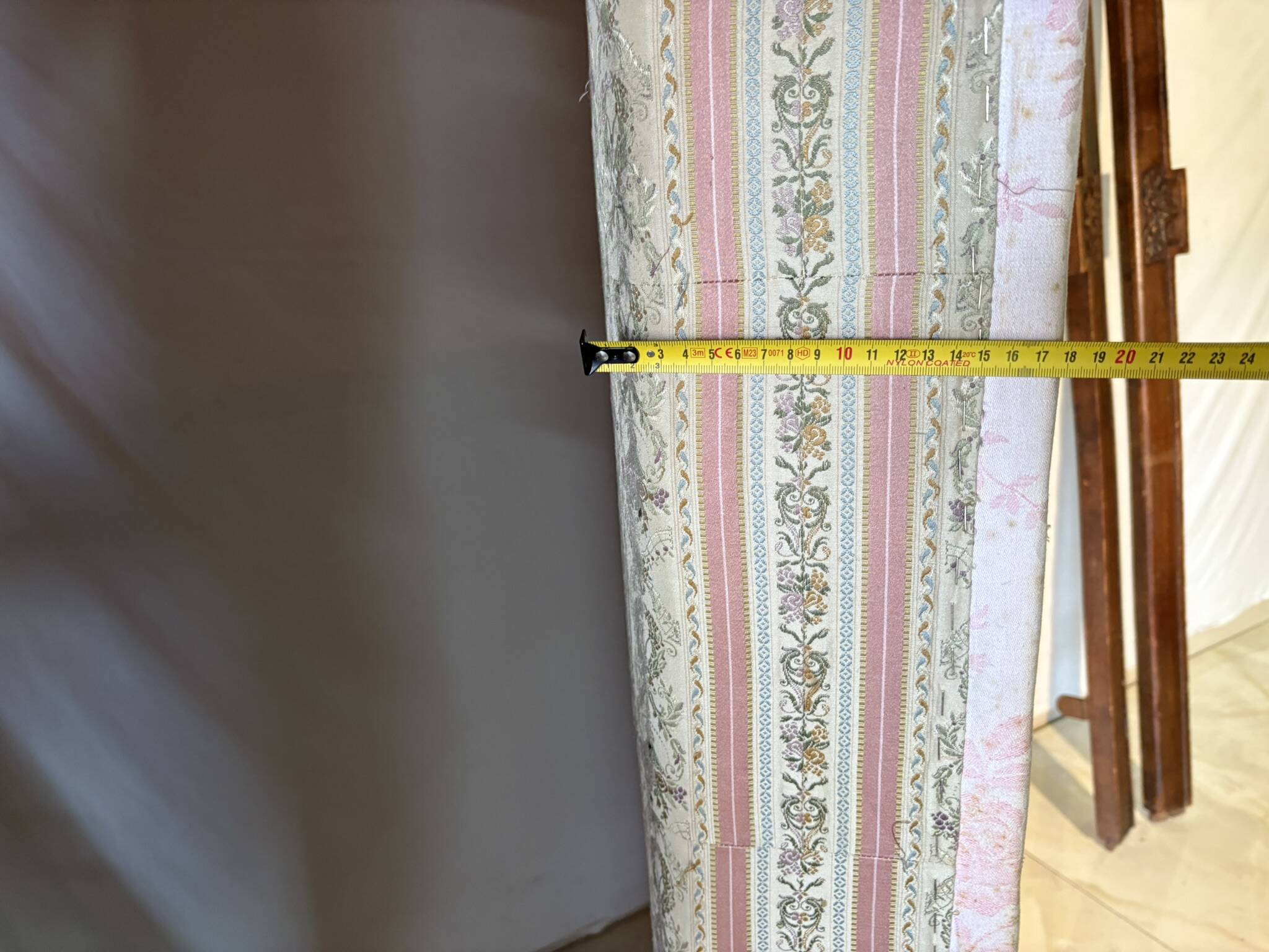 Antique Louis XVI style daybed in carved wood and patterned fabric