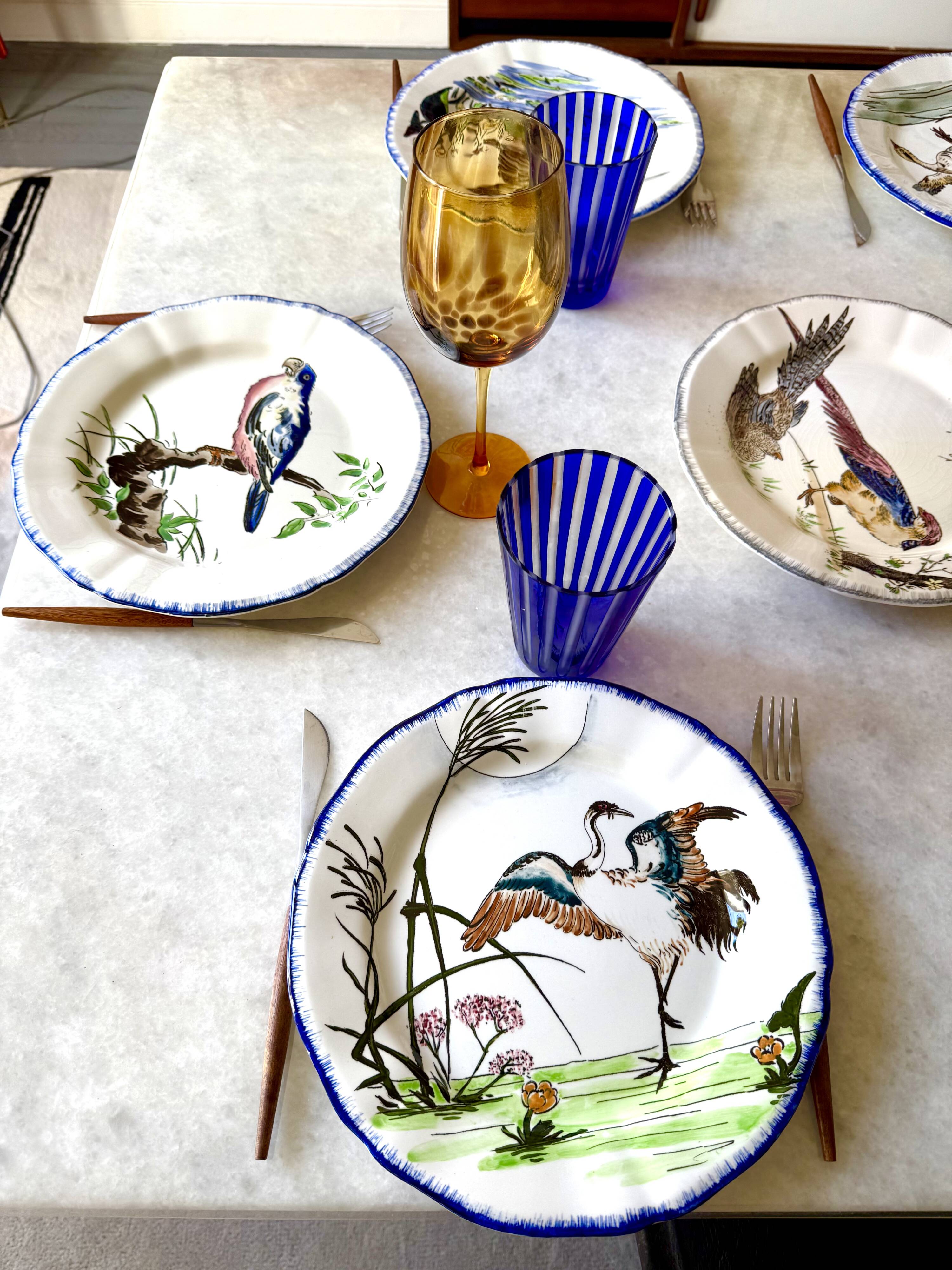 Service de table assiettes et plats Gien modèle grands oiseaux