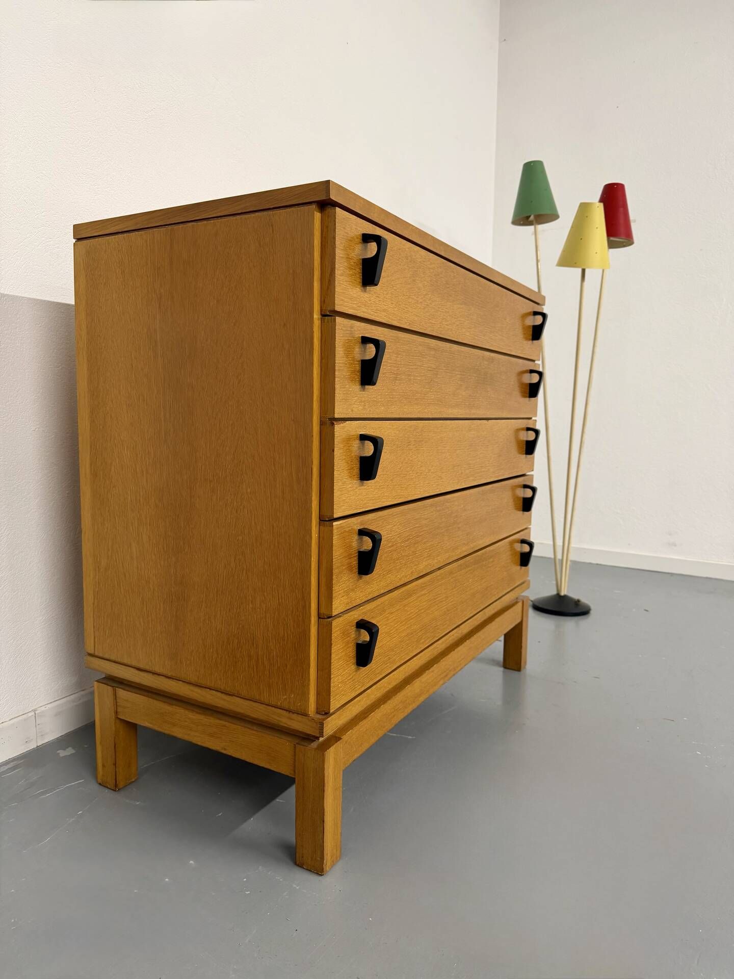 Vintage chest of drawers with 5 drawers in light wood, French design from the 60s/70s.