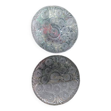 2 plats ou corbeilles en verre pressé moulé ciselé