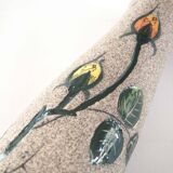 Vase années 1950, boutons de roses et aspect sablé