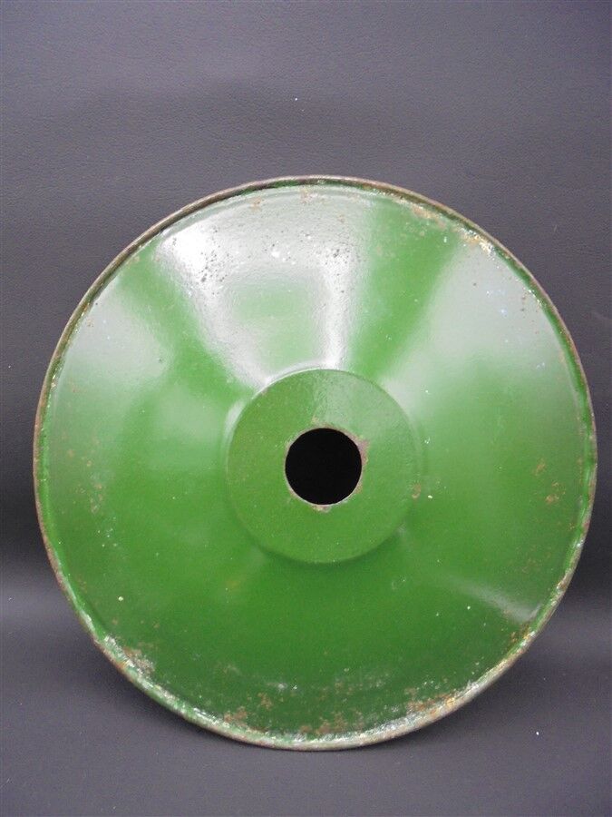 Trio of green suspensions in enamelled sheet metal