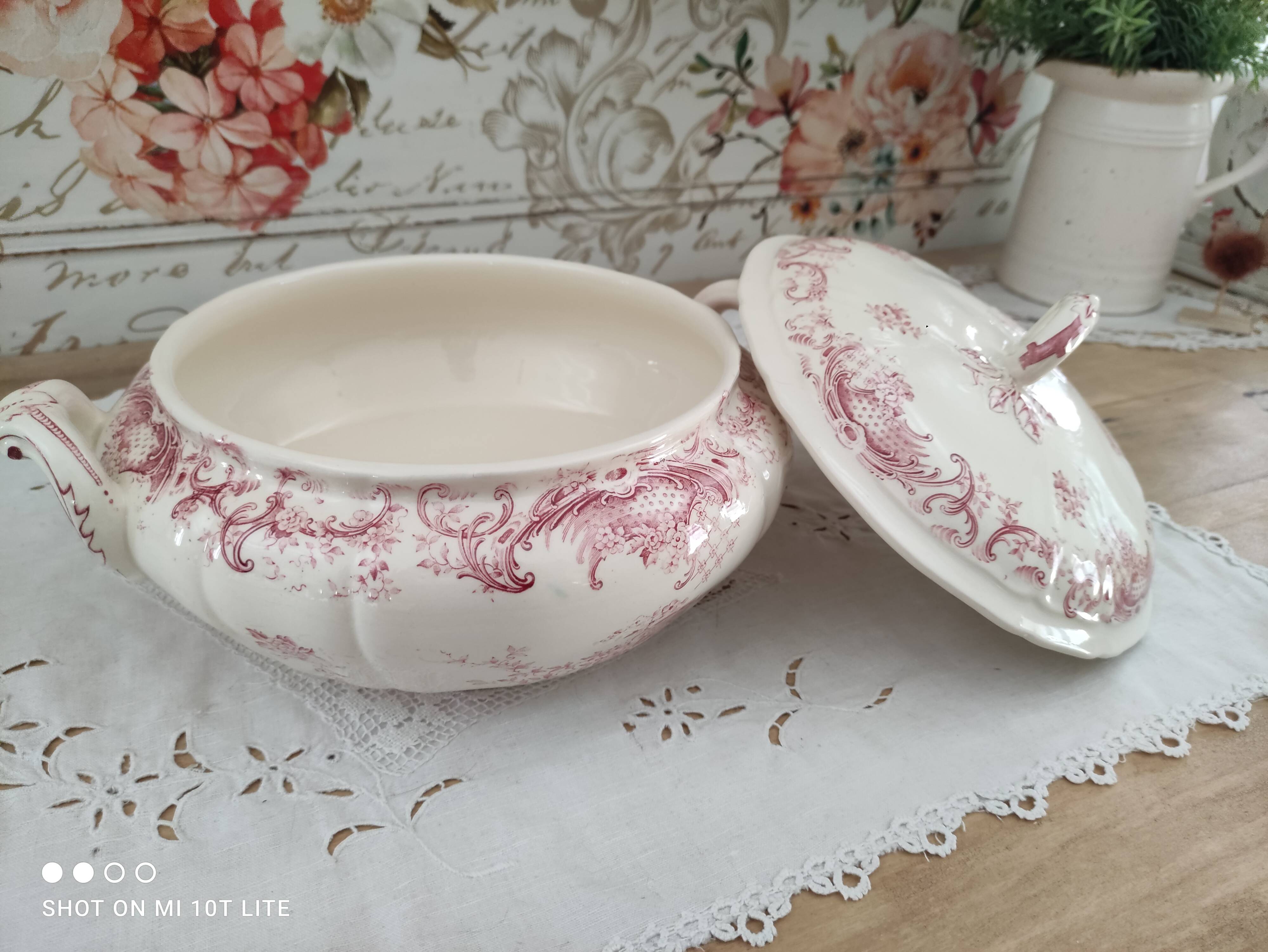 Villeroy & Boch tureen model Valeria red