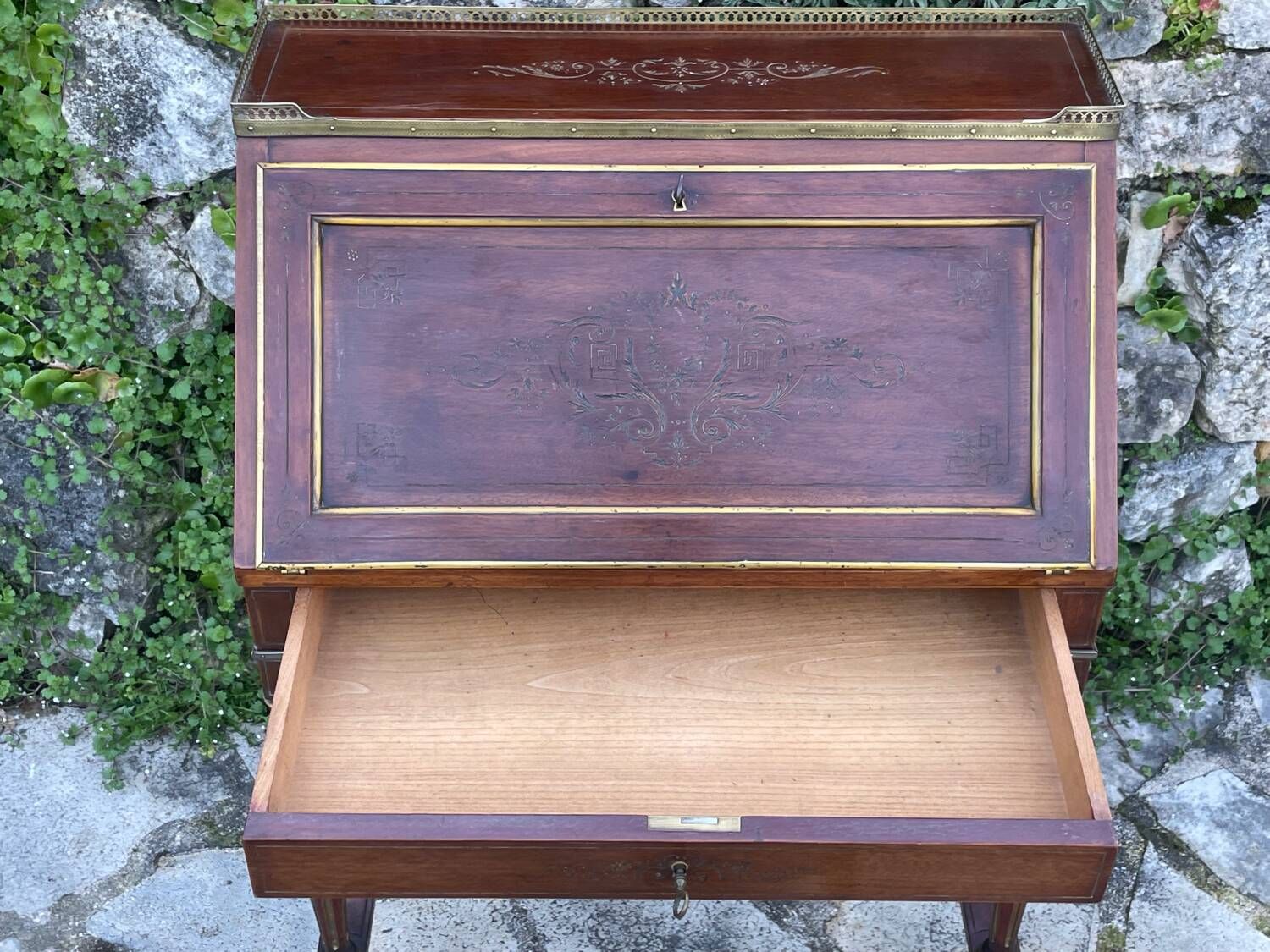 Small lady's secretary in mahogany and gilded brass from the Napoleon III period.