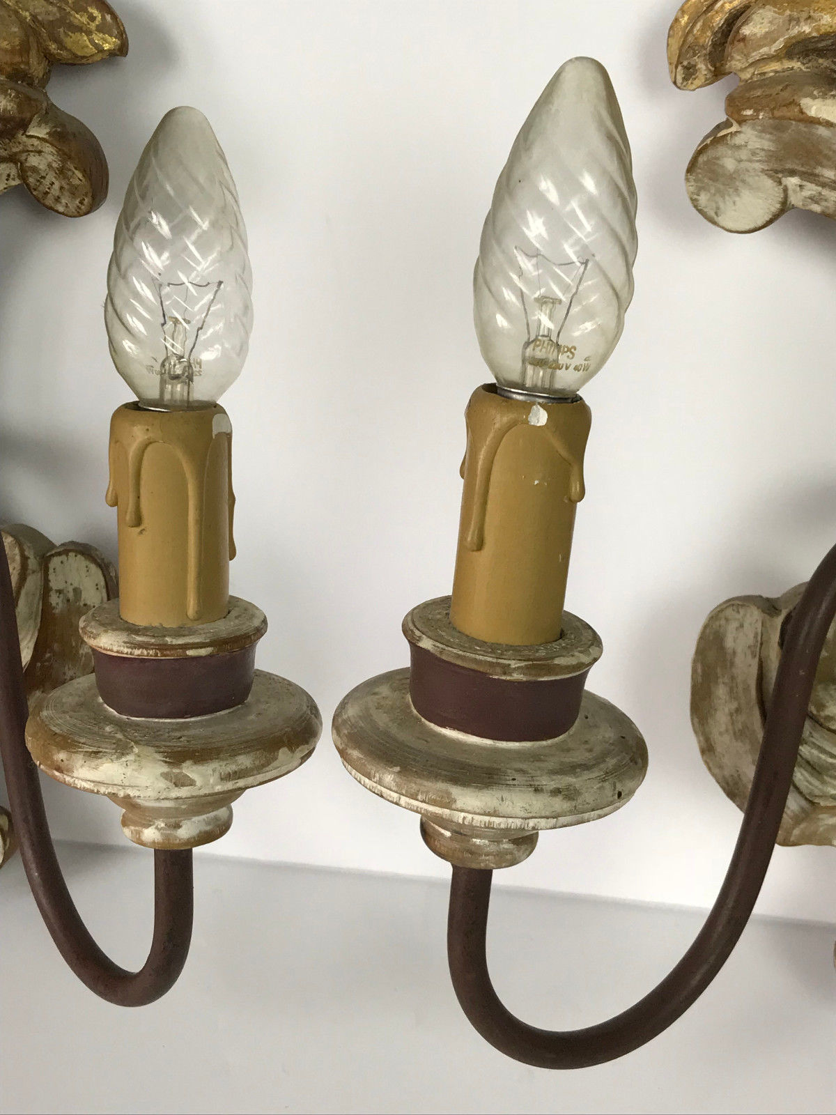 Paire d'appliques a 2 lumières en bois sculpté et patiné à décor de fleurs