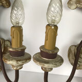 Paire d'appliques a 2 lumières en bois sculpté et patiné à décor de fleurs
