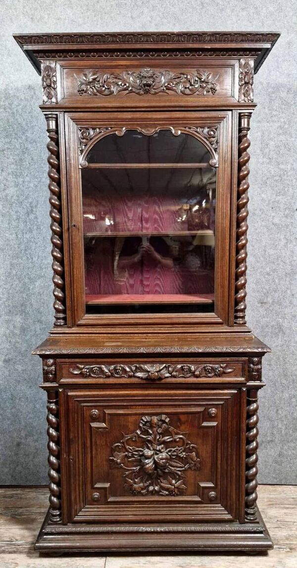 Meuble vitrine de pavillon de chasse style Louis XIII en chene vers 1850