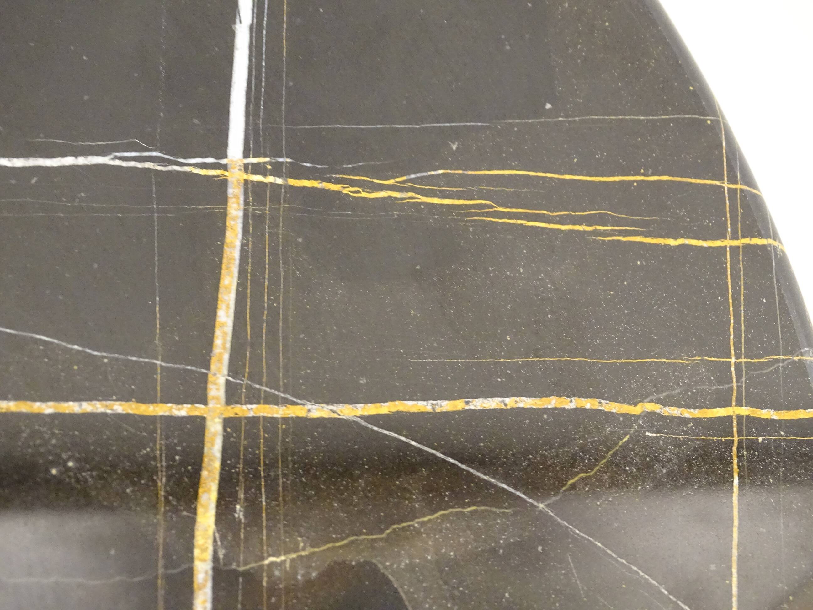 Coffee table or auxiliary table Natuzzi, marmol Sahara Noir, s. XXI – Italy