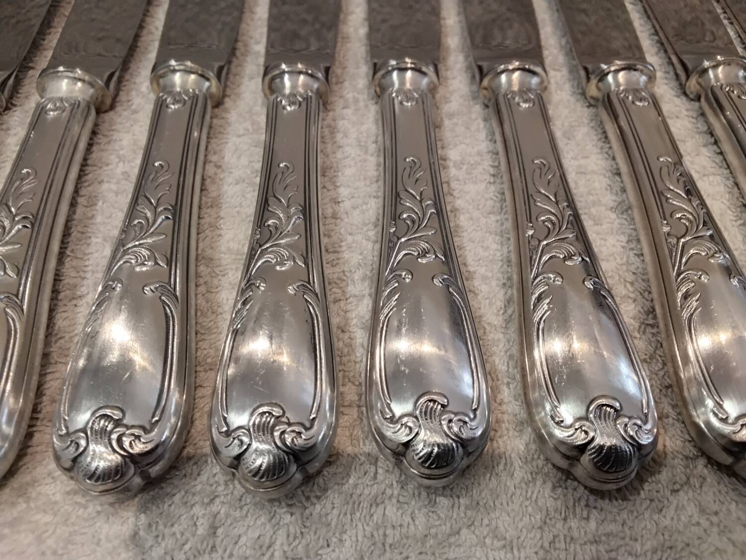 12 silver-plated metal table knives Ercuis model Dubarry