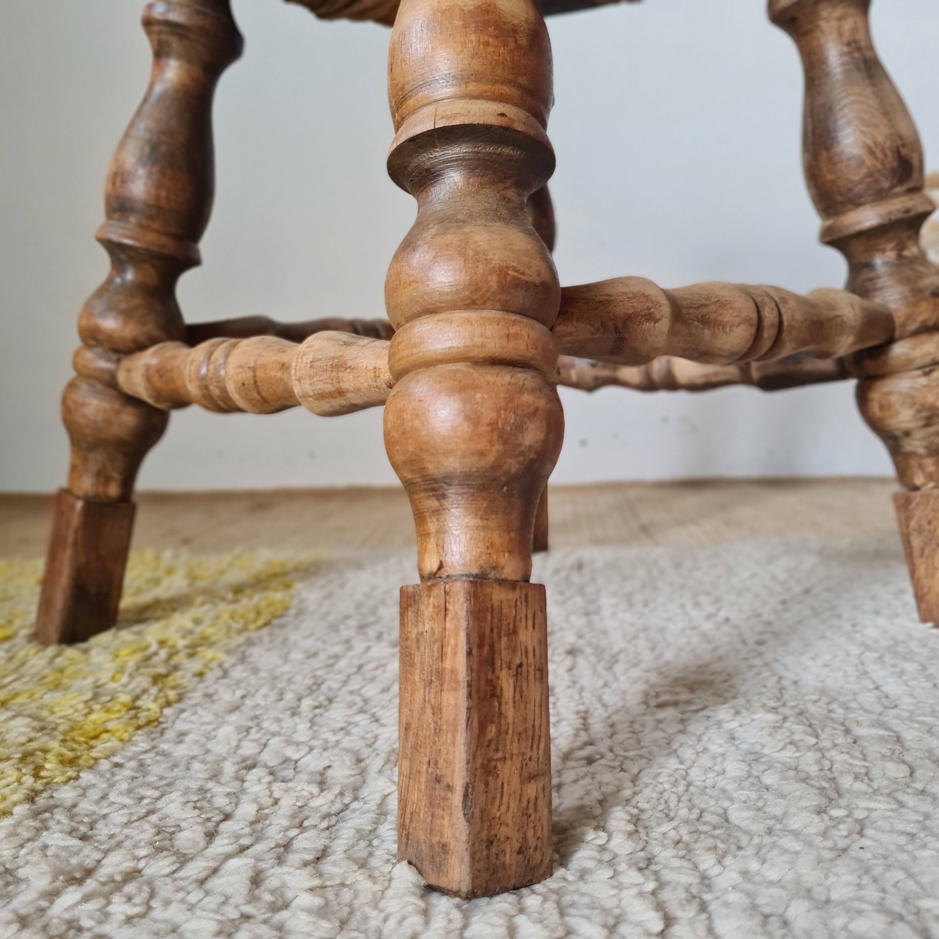 Petit tabouret tripode de style "Bobbin" en bois tourné et paille