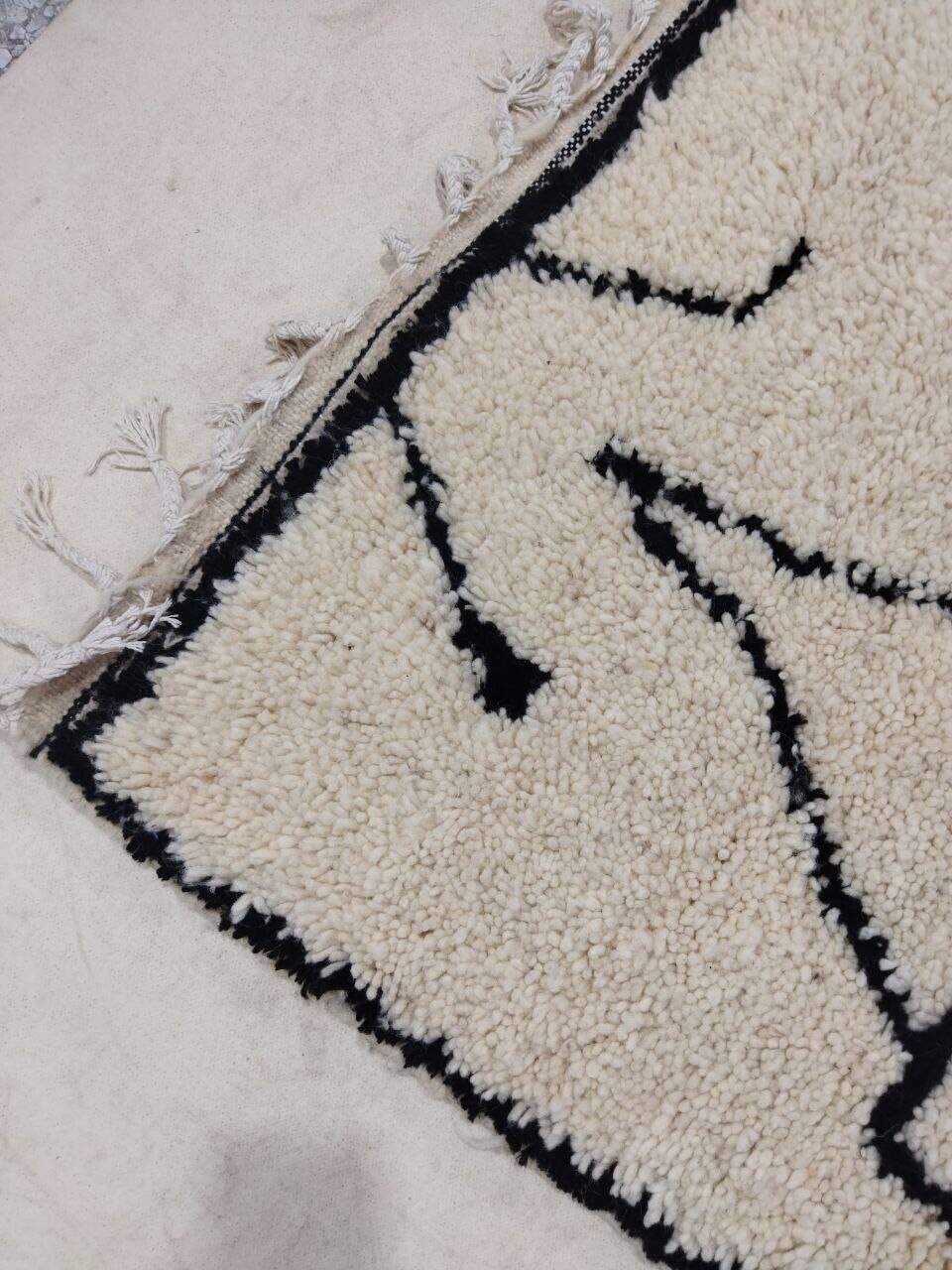 Handmade moroccan berber rug 278 x 150 cm